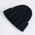 Gorro clásico negro de punto acanalado para invierno con un diseño liso y minimalista - Talla única / Negro