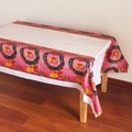 Detail van Kersttafelkleed met roze kransen, bellen en cadeaus op wit plastic tafelzeil stof - Kerstkrans Bellen & Cadeaudoos Patroon