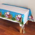 Détail de nappe de Noël avec motifs de Père Noël, bonhomme de neige et de renne - Motif Bordure Bleue Père Noël et Bonhomme de Neige