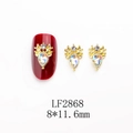Vue macro des bijoux d'ongles renne avec pierre irisée et dimensions de 8x11,6mm - Style Cerf Strass Aurore Or (2868) / Lot de 10