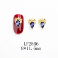 Détail de bijou d'ongle doré de luxe avec pierre goutte bleu foncé et perle, 8x11.6mm - Style Cerf Perle Strass Bleu Or (2866) / Lot de 10