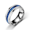 Anello in acciaio al titanio spazzolato con bordi lucidi e zirconi blu tondi - US 6 / Fascia Argentata Con Zirconia Blu