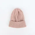 Nahaufnahme der rosa Strickmütze mit Zopfmuster, breitem Umschlag und warmer Textur - M (56-58cm) / Rosa