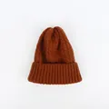 Detailansicht der karamellbraunen Strickmütze mit Zopfmuster und breitem Umschlag - M (56-58cm) / Bonbonfarbe
