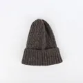 Detaillierte Nahaufnahme der dunkelbraunen Strickmütze mit Zopfmuster und Rippstrickbündchen - M (56-58cm) / Kaffeebraun