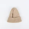 Detailaufnahme der dicken Zopfstrick-Textur und des Rippsaums der hellbraunen Mütze - M (56-58cm) / Beige