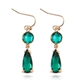Detail van druppelvormige gouden oorbellen met groene K9 kristallen hangers en glas - Groen