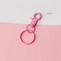 Detalle macro del cierre de mosquetón de metal pintado de rosa con anillo plano y conector - Rosa