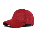 Dettaglio cappellino da baseball in velluto rosso scuro con motivo trapuntato a rombi - Regolabile / Rosso Trapuntato