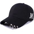 Berretto da baseball nero in cotone con ricamo M bianco e tre anelli di metallo sulla visiera - Regolabile / Nero (Ricamo Bianco)