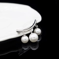 Spilla elegante in argento con tre perle bianche appese su un supporto metallico - Barra Argentata con Tre Perle