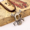 Dettaglio del ciondolo a forma di teschio in bronzo vintage con strass su doppia catena - Teschio con Strass / Teschio in Bronzo