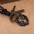 Macro del ciondolo a forma di drago in bronzo antico su collana in corda di pelle nera - Testa di Leone/Drago