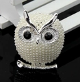 Broche de búho plateado con perlas blancas y ojos de piedra negra en base reflectante - Plata (B028-A)