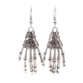 Orecchini a mano di scheletro gotico in argento antico per Halloween con dettagli ossei - Artiglio di scheletro / Argento Antico