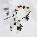 Elegante foulard di seta beige con motivi di uccelli e foglie per capelli e borse - 7 Picchio Bianco
