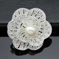 Elegante spilla a fiore argento con strass di cristallo e perla bianca su nero - Colore Argento (C026-A)