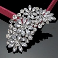 Exquisito broche de flor plateado con cristales claros sobre superficie negra brillante - Blanco Plateado (B026-C)