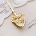 Detalle del pasador de pelo dorado en forma de hoja de corazón con textura vintage - Forma de Corazón de Hoja de Arce (3020)