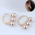 Eleganti orecchini a cerchio dorati con tre perle verticali su sfondo bianco - Perla Champagne (019040521)