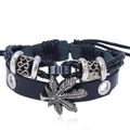 Bracciale multistrato in pelle nera con ciondolo a foglia d'acero e corde intrecciate - Ciondolo Foglia d'Acero