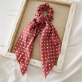 Rode haarscrunchie met witte stippen, lang lint en zachte chiffon afwerking - Roze stippen