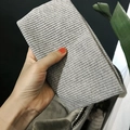 Elastisches graues geripptes Stirnband für Sport und Yoga mit weicher Texturierung - Flaches Band / Hellgrau