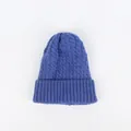 Detailansicht des dicken blauen Zopfmusters einer winterlichen Strickmütze aus Wolle - M (56-58cm) / Blau
