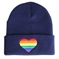 Detailaufnahme der Regenbogen-Herzstickerei auf der dunkelblauen Strickmütze - Regenbogenherz / Marineblau