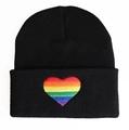 Detailaufnahme der Regenbogen-Herzstickerei auf dem Umschlag der schwarzen Strickmütze - Regenbogenherz / Schwarz