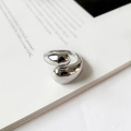 Anillo envolvente plateado irregular con acabado pulido y estilo geométrico moderno - Plateado