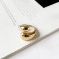 Anillo abierto minimalista de gota dorada con diseño irregular y acabado pulido - Dorado