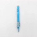 Detalle del mini portaminas con cuerpo azul de purpurina y empuñadura de goma suave - Azul
