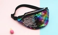 Detalle de lentejuelas de sirena reversibles coloridas en riñonera ajustable - Arcoíris