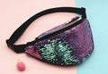 Detalle de lentejuelas de sirena de colores y correa de nailon negro en la riñonera - Multicolor Holográfico