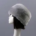 Cappello invernale in pelliccia sintetica grigia da donna con design spesso e arrotondato - Taglia unica / Grigio chiaro