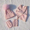 Ensemble tricot rose pour enfant avec bonnet à pompon, écharpe dentelle et mitaines assorties - Ensemble 3 pièces pour enfants / Rose
