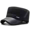 Detalle de tela de lana y ala de cuero negro en gorra de invierno con emblema deportivo de metal - Ajustable / Gris