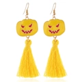 Λεπτομέρεια από σκουλαρίκια Halloween με κίτρινη κολοκύθα και μεταξωτές φούντες - Φούντες Κολοκύθας