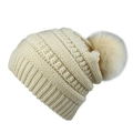 Detalle de gorro de punto beige con gran pompón de piel sintética y textura acanalada - Beige