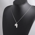 Collar con colgante de mapa de África en acero inoxidable pulido espejo con cadena fina - Color Acero