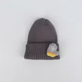 Dettaglio del cappello in maglia grigio scuro con toppa a guanto e fiocco di neve - Grigio