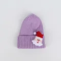 Dettaglio del berretto in maglia a coste viola con toppa decorativa di Babbo Natale - Viola