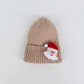 Dettaglio del berretto in maglia con patch Babbo Natale 3D per tema natalizio - Kaki