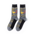 Dettaglio di calzini in cotone grigio con motivo a pulcino giallo e scritta GUESS WHAT - Stile Pollo Divertente Grigio (A331)