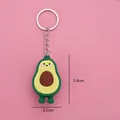 Portachiavi a forma di avocado in morbido PVC verde con anello in metallo su rosa - Avocado