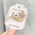 Broche tulipe dorée avec strass clairs sur une carte de présentation bijoux - A7-3
