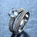 Elegante set di due fedi nuziali in argento micro-pave con brillante zircone rotondo - US 8 / Bianco