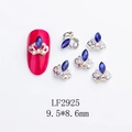 Dettaglio di ciondoli per unghie a corona d'argento con gemme blu per manicure - Corona-LF2925 / Argento/Blu