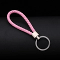 Portachiavi in pelle intrecciata rosa con anello in metallo argento su fondo nero - 30*1.6mm / Rosa